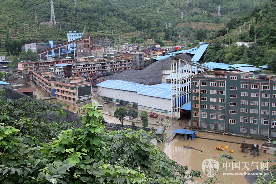 8月17日,暴雨致贵州金沙县新化乡腾龙煤矿被淹.(许昌武 摄影报道)